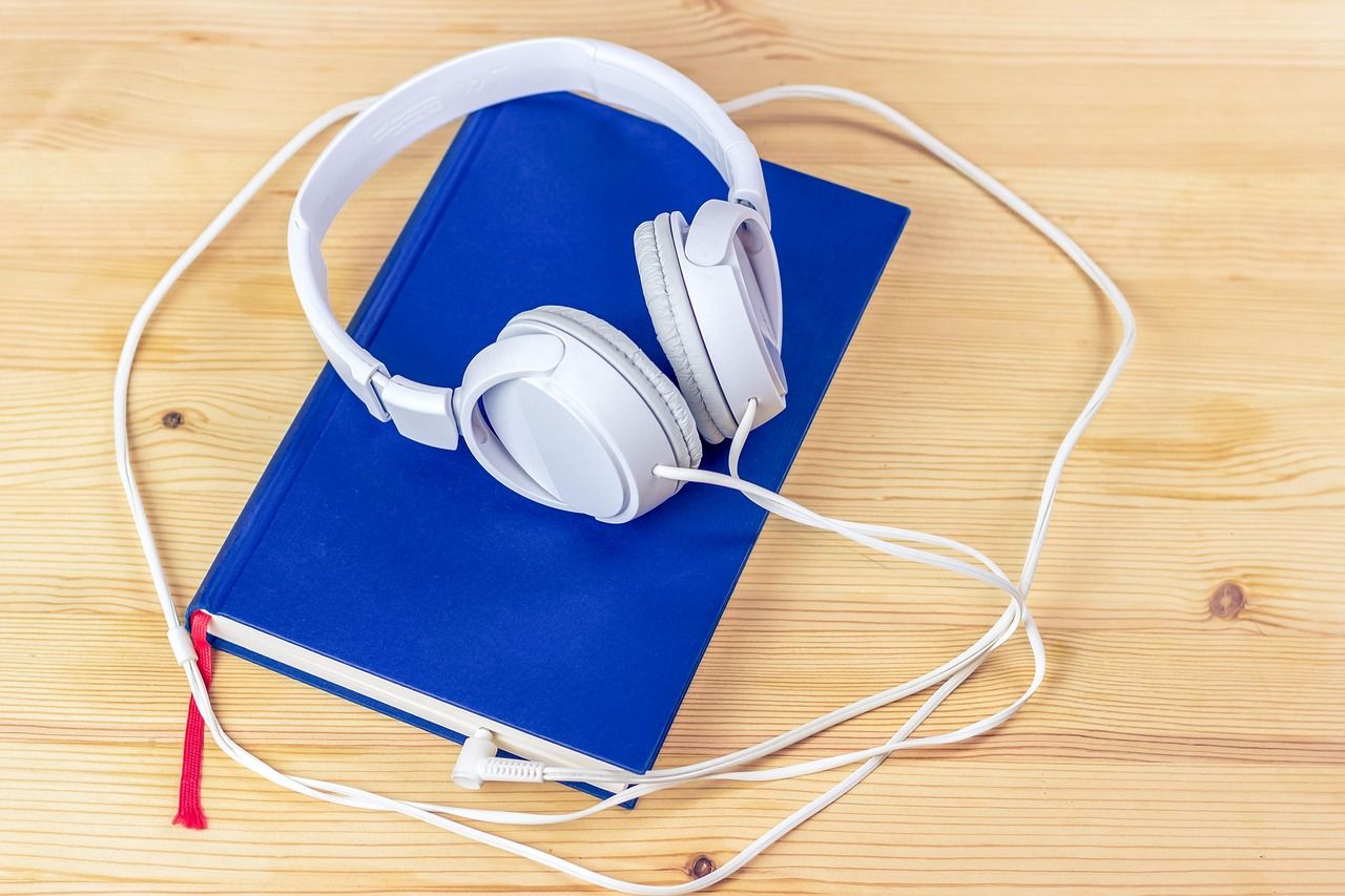 Nauka angielskiego przez słuch: korzyści z korzystania z audiobooków
