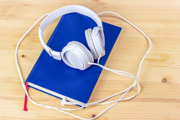 Nauka angielskiego przez słuch: korzyści z korzystania z audiobooków